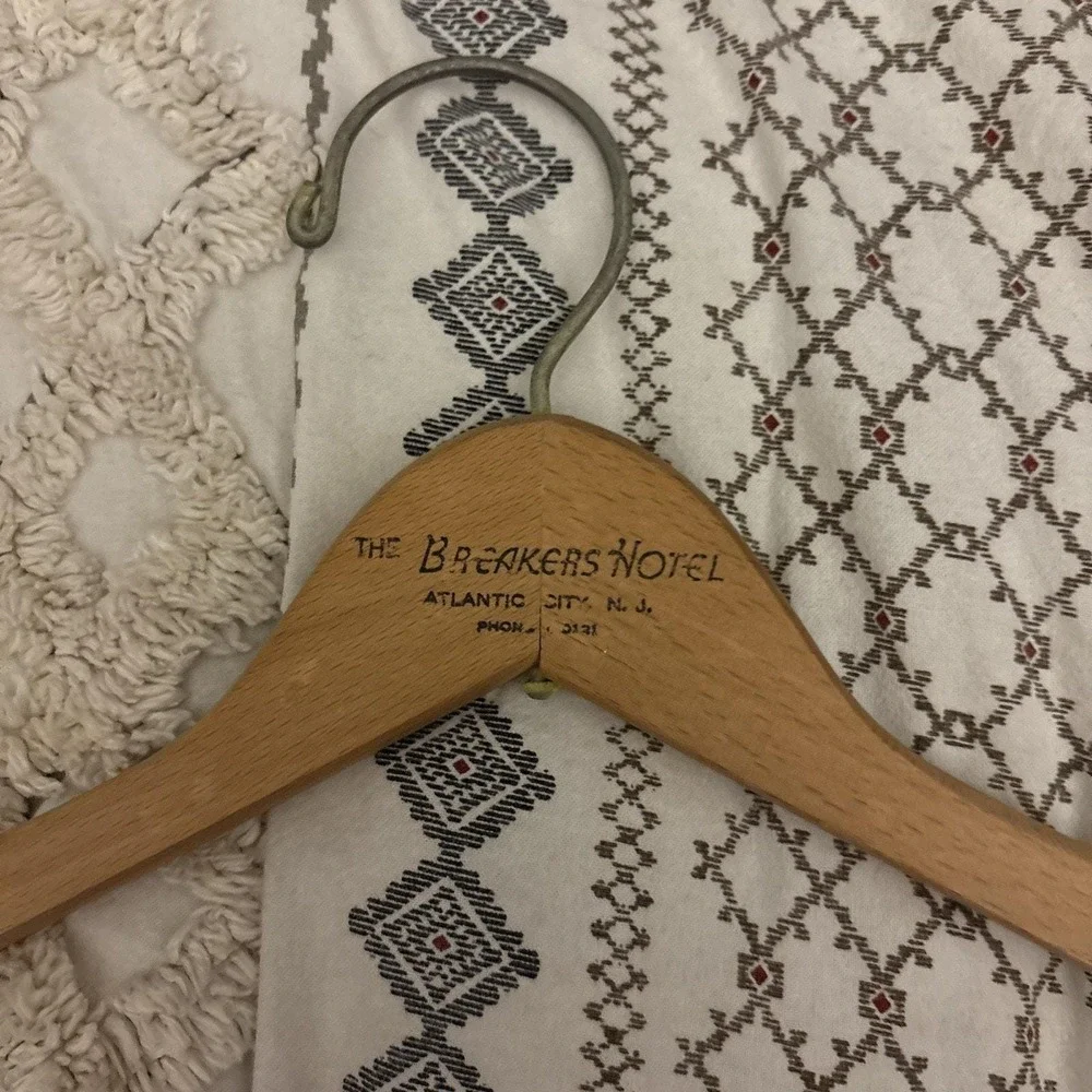 VTG  Wood  Clothes Hanger The Breakers Atlantic‎ City NJ 19